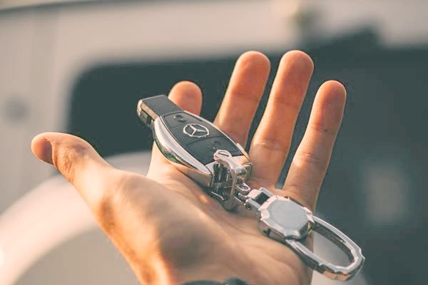 Una mano aperta con dentro le chiavi di un'automobile